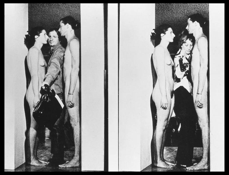 <p>Marina Abramovic e Ulay, Imponderabilia, 1977, Galleria Comunale d’Arte Moderna di Bologna.</p>
