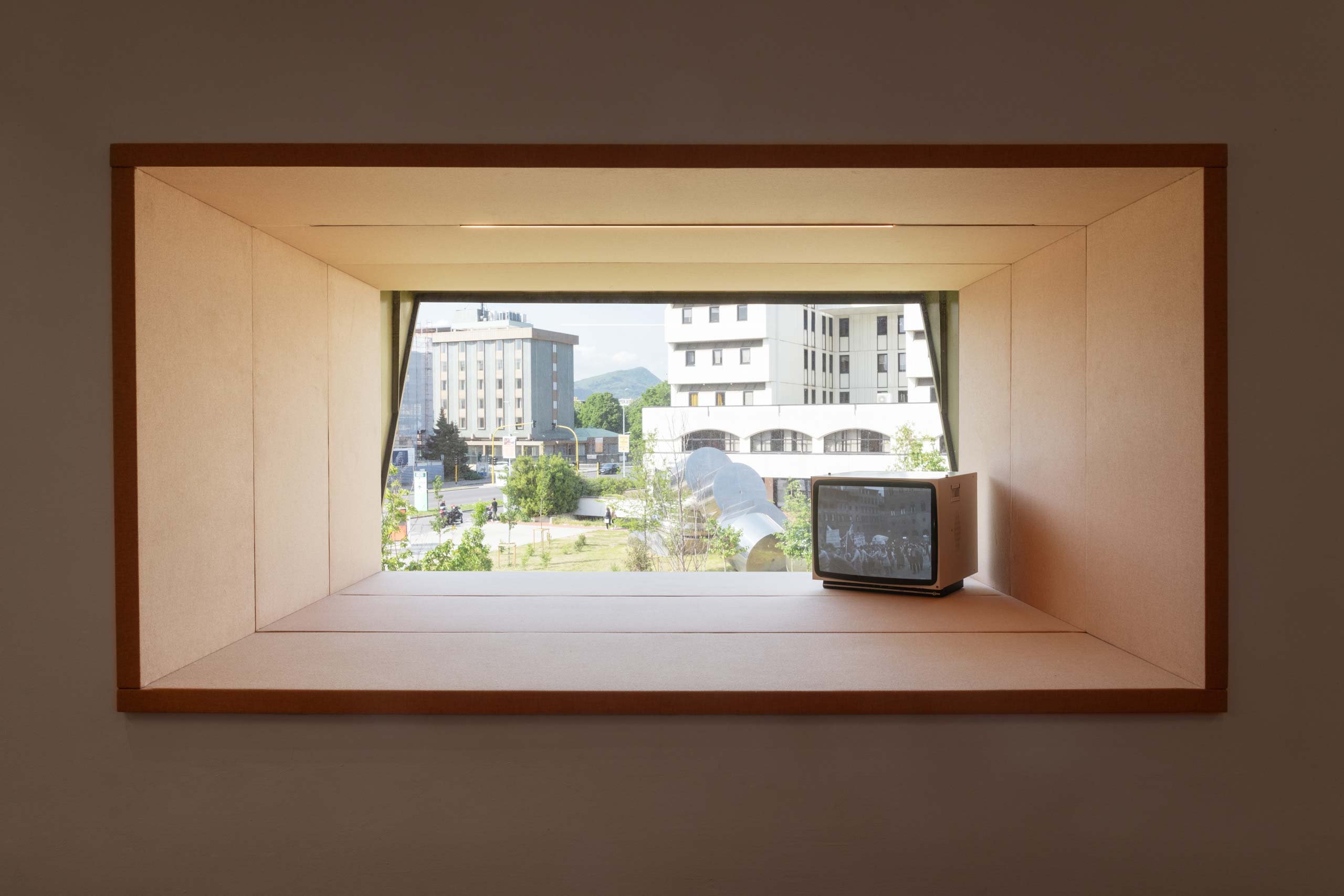 Vista dell'installazione “Eccentrica”, a cura di Stefano Collicelli Cagol, allestimento di Formafantasma. Centro per l’arte contemporanea Luigi Pecci, Prato, 2024.
