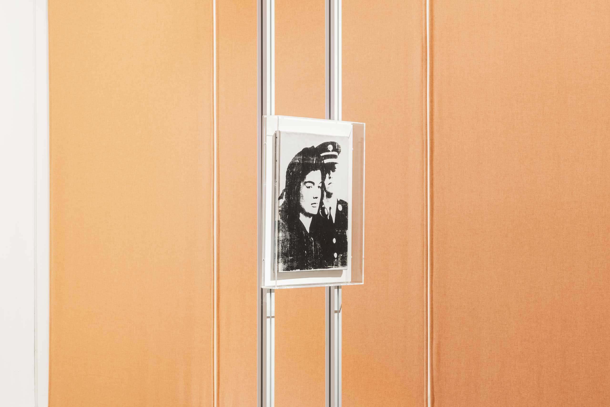Dettaglio dell'installazione “Eccentrica”, a cura di Stefano Collicelli Cagol, allestimento di Formafantasma. Centro per l’arte contemporanea Luigi Pecci, Prato, 2024.