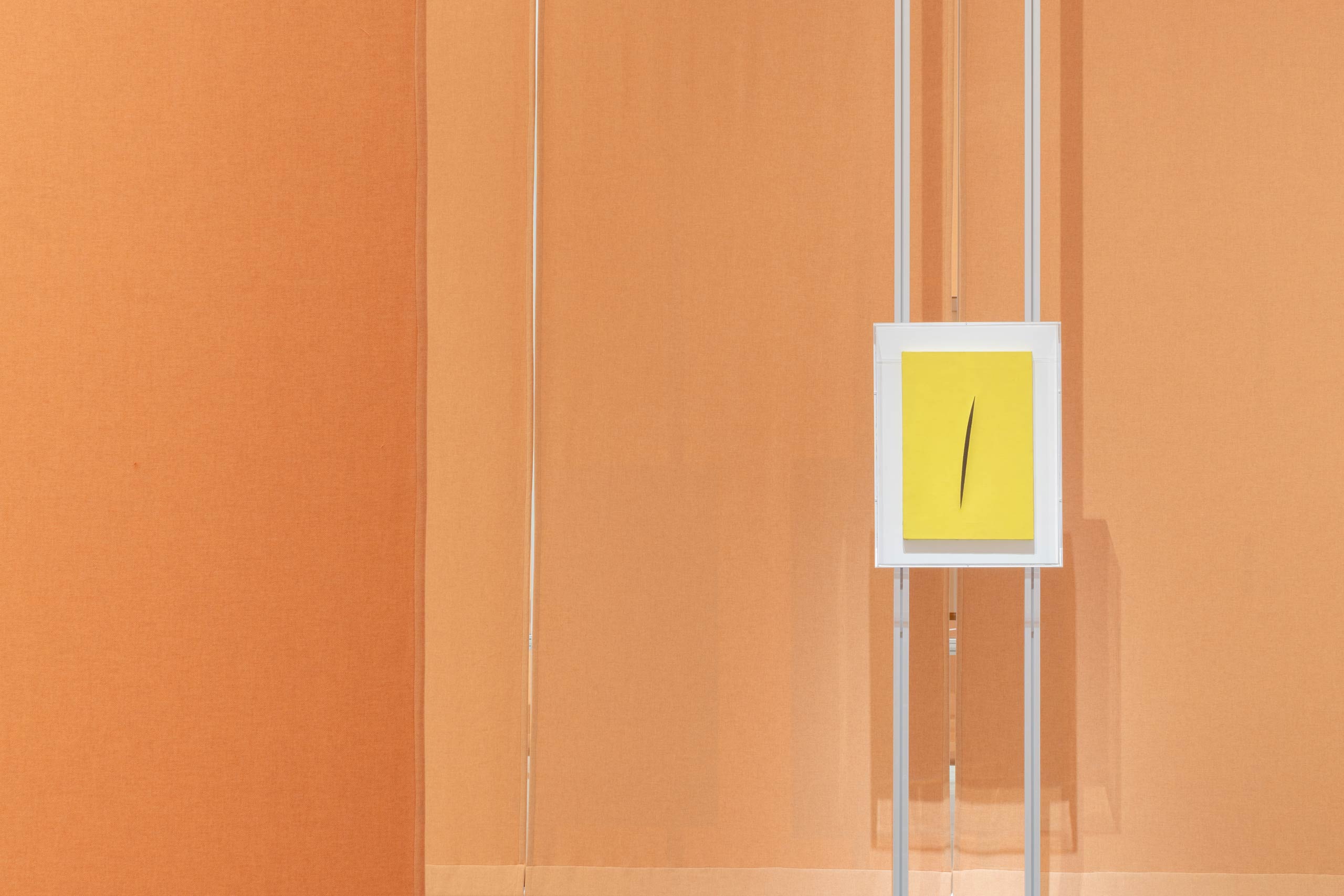 Dettaglio dell'installazione “Eccentrica”, a cura di Stefano Collicelli Cagol, allestimento di Formafantasma. Centro per l’arte contemporanea Luigi Pecci, Prato, 2024.