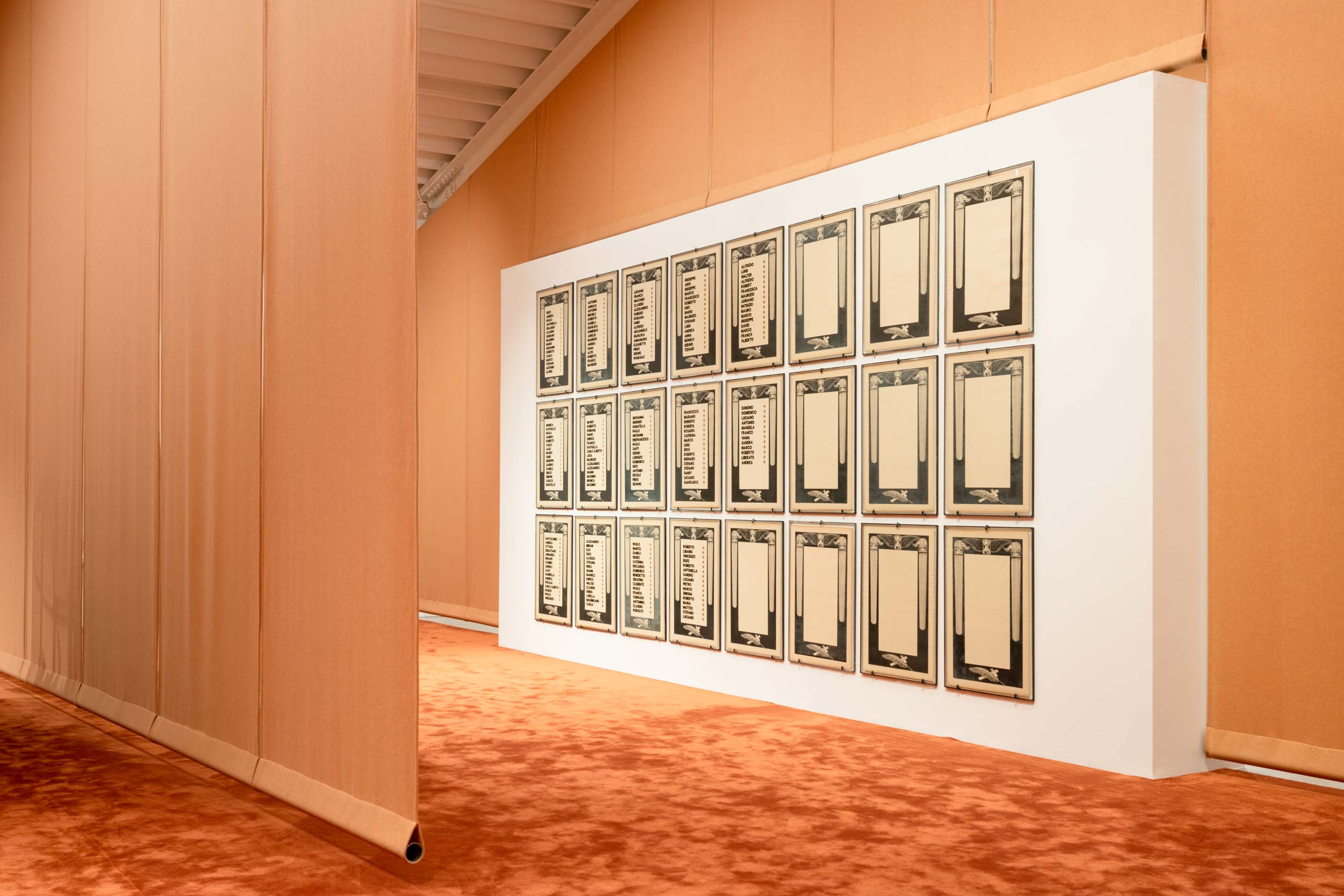 Vista dell'installazione “Eccentrica”, a cura di Stefano Collicelli Cagol, allestimento di Formafantasma. Centro per l’arte contemporanea Luigi Pecci, Prato, 2024.