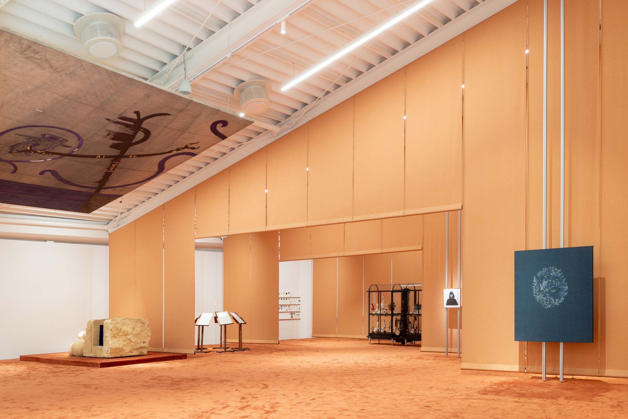 Vista dell'installazione “Eccentrica”, a cura di Stefano Collicelli Cagol, allestimento di Formafantasma. Centro per l’arte contemporanea Luigi Pecci, Prato, 2024.