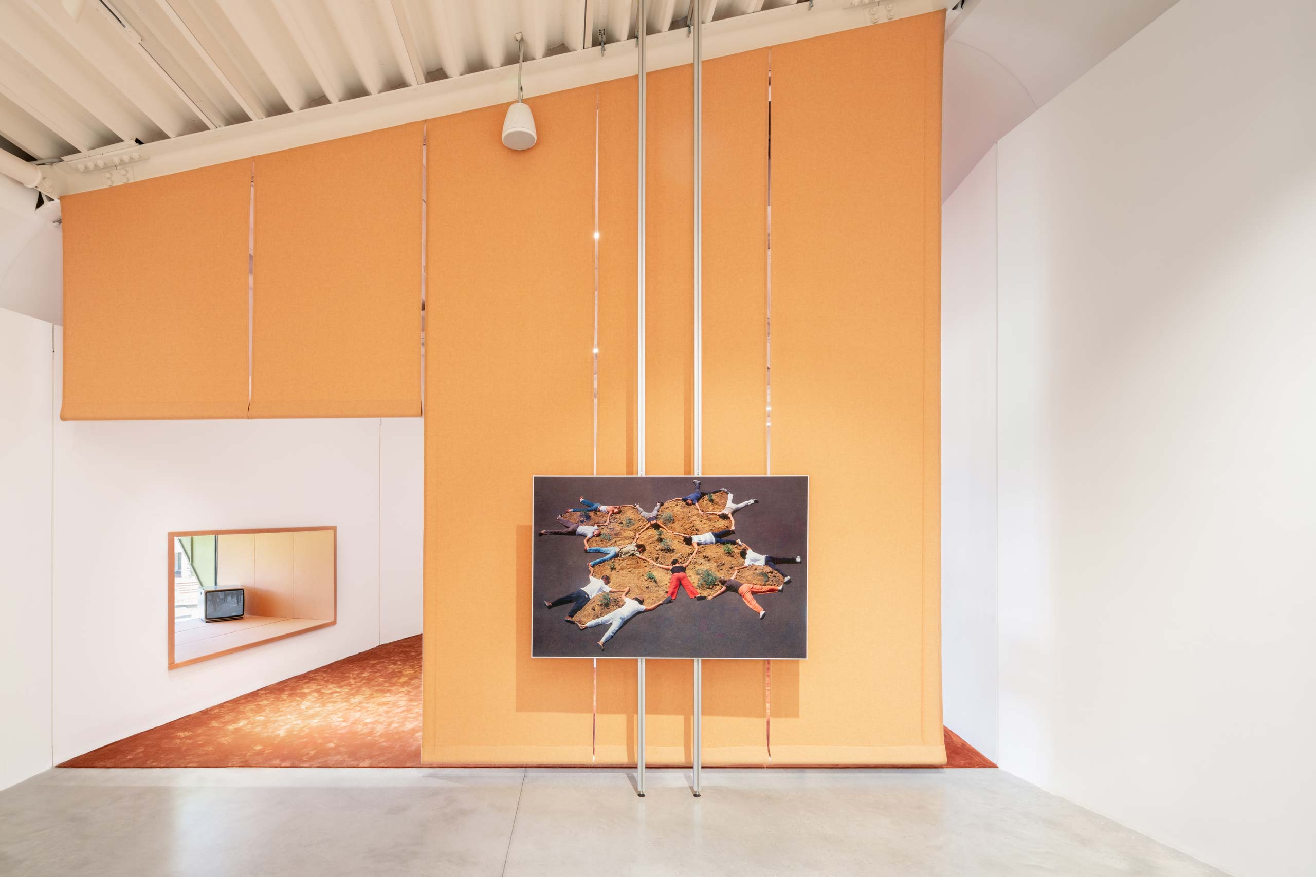 Vista dell'installazione “Eccentrica”, a cura di Stefano Collicelli Cagol, allestimento di Formafantasma. Centro per l’arte contemporanea Luigi Pecci, Prato, 2024.