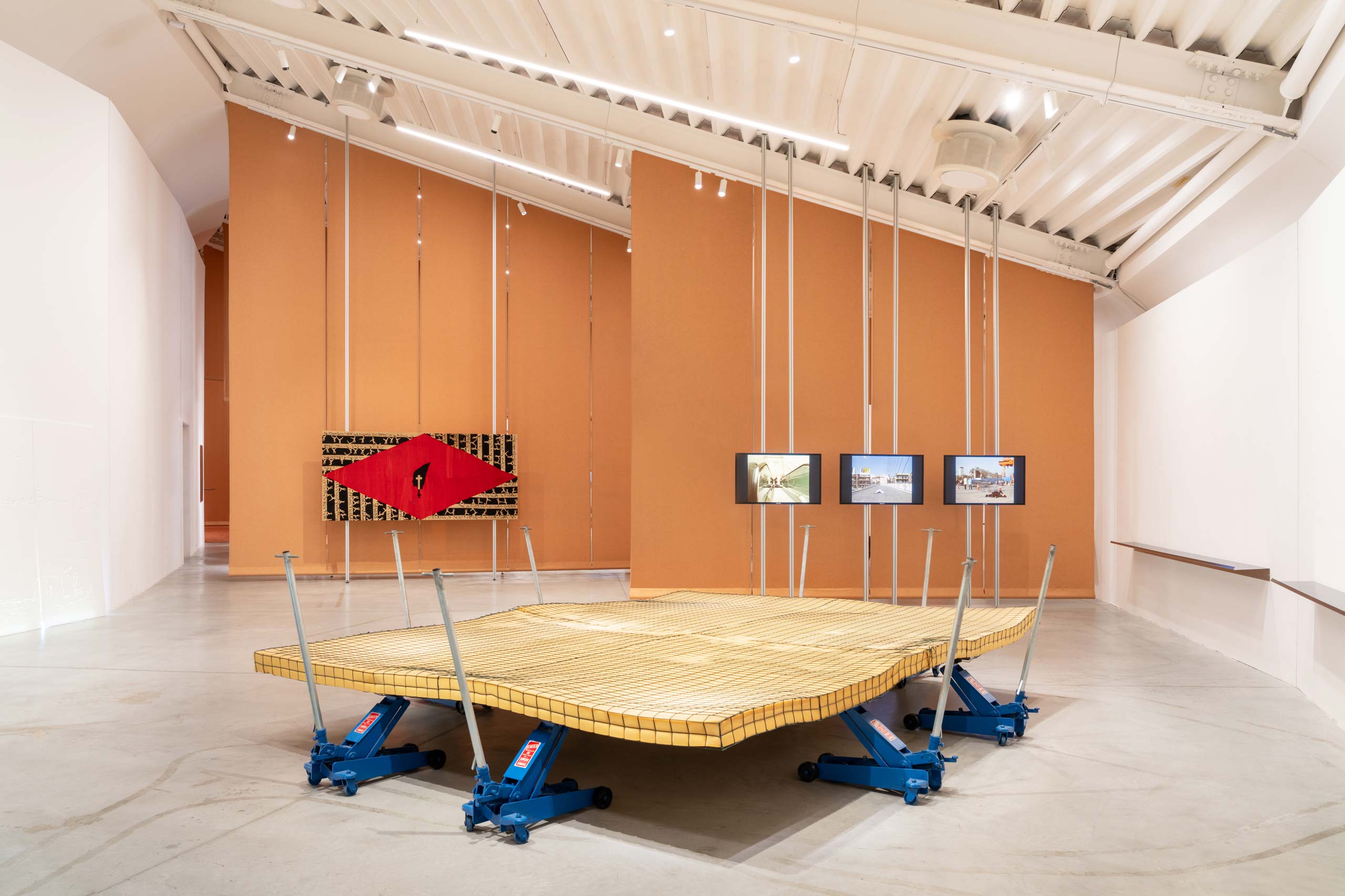 Vista dell'installazione “Eccentrica”, a cura di Stefano Collicelli Cagol, allestimento di Formafantasma. Centro per l’arte contemporanea Luigi Pecci, Prato, 2024.