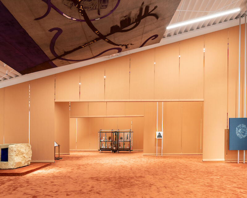 Vista dell'installazione “Eccentrica”, a cura di Stefano Collicelli Cagol, allestimento di Formafantasma. Centro per l’arte contemporanea Luigi Pecci, Prato. Ph. Marco Cappelletti