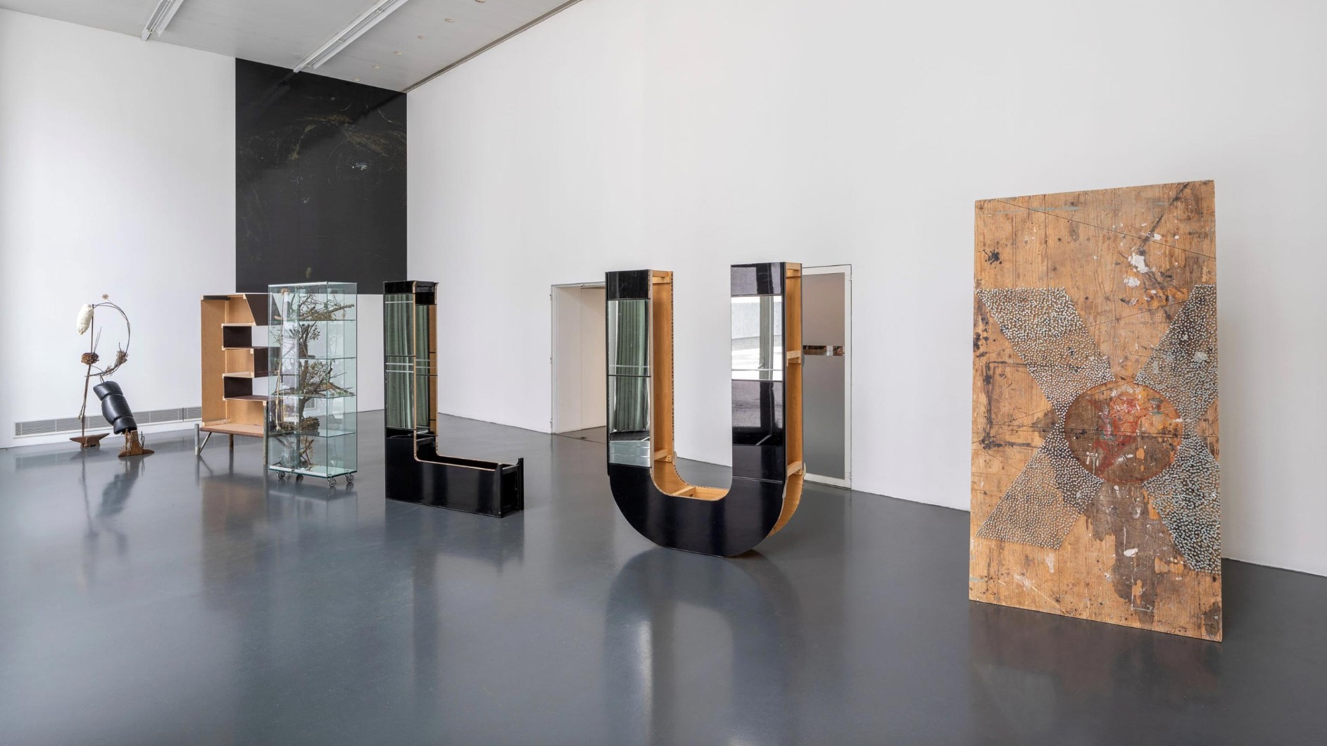 Caterina De Nicola, To Become a Butterfly of the Capitalist Extracting Surplus-value, 2023. Dono dell'artista al Centro Pecci. Vista dell’installazione presso l’Istituto Svizzero di Milano per la mostra personale Reek of Past Pitfalls. Ph. Giulio Boem