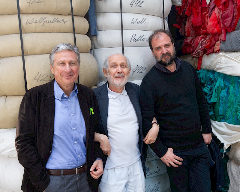 From left: Fabio Gori, Emilio Isgrò, Stefano Pezzato at the exhibition "Maledetti toscani, benedetti italiani". Photo by Carlo Fei