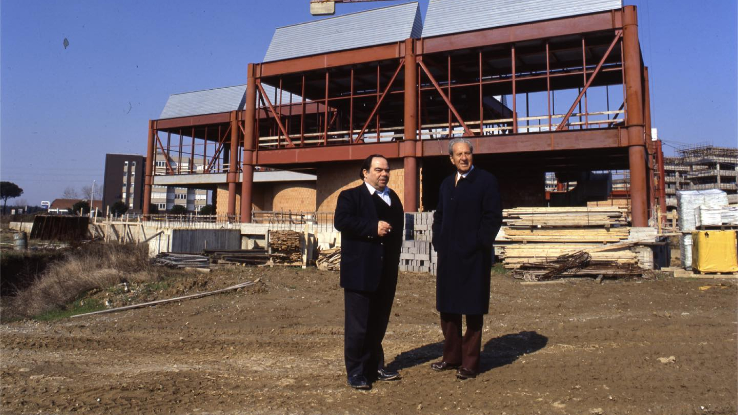 Amnon Barzel with Enrico Pecci in front of the construction site for the Centro Pecci.