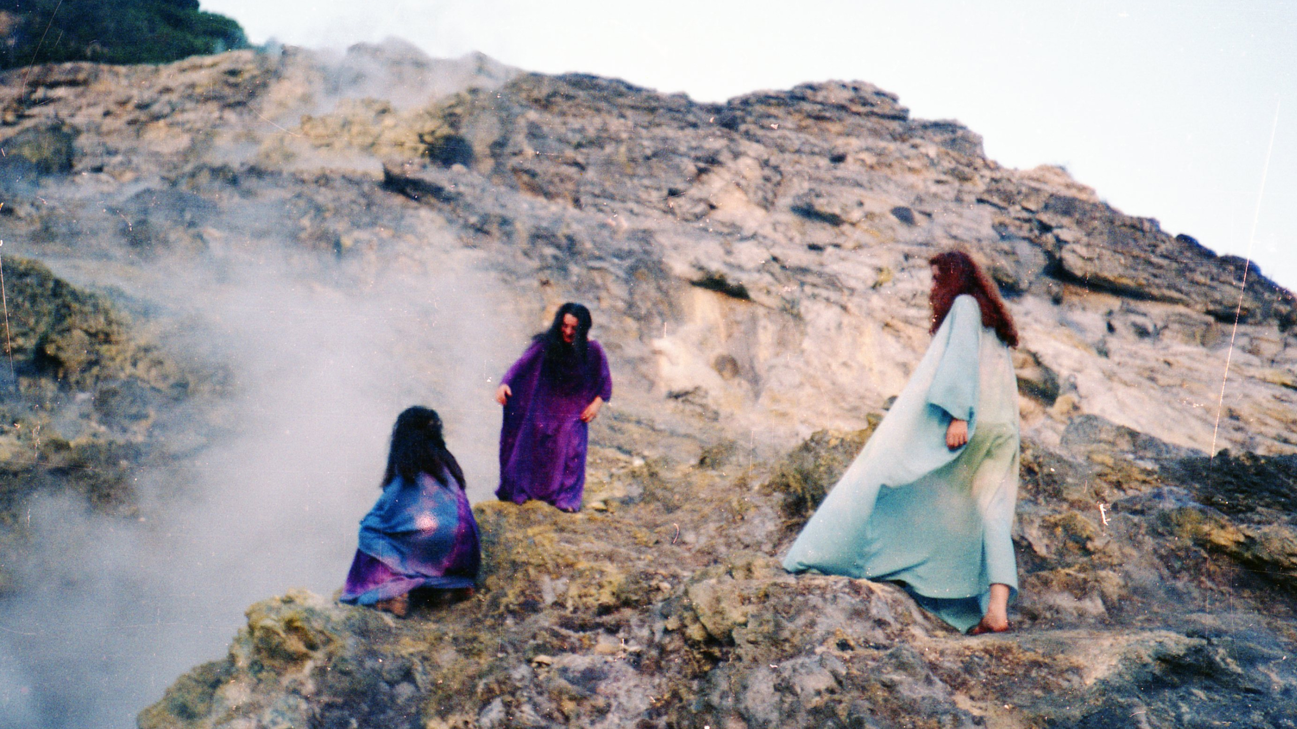 Le Sibille [The Sibyls], 1977. Video still, Super 8, colore, suono / color, sound, 25'. Scritto e diretto da / Written and directed by Lina Mangiacapre, interpretazione e musica / performance and music by Le Nemesiache, prodotto da / produced by Coop. Le Tre Ghinee  Courtesy Archivio delle Nemesiache e Archivio Lina Mangiacapre