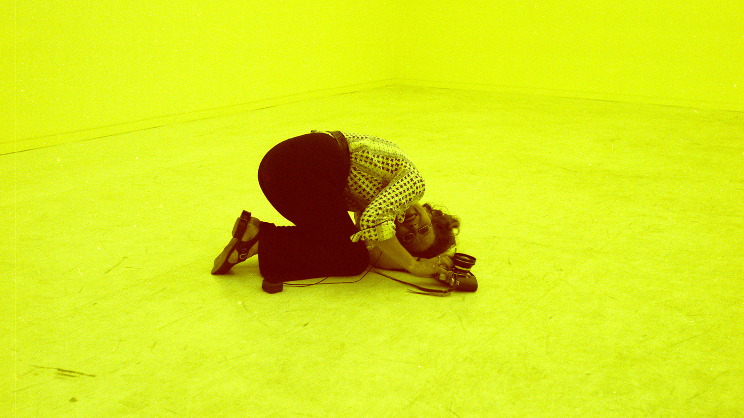 Lara-Vinca Masini photographing Lucio Fontana’s neon installation at the Triennale di Milano, 1972. Photo by Massimo Becattini.