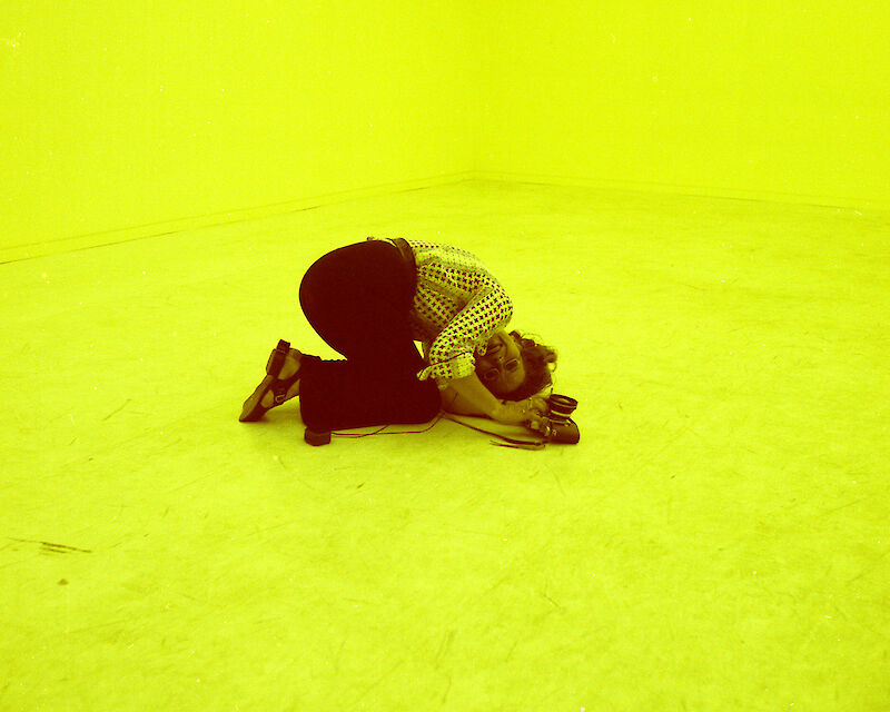 Lara-Vinca Masini photographing Lucio Fontana’s neon installation at the Triennale di Milano, 1972. Photo by Massimo Becattini.