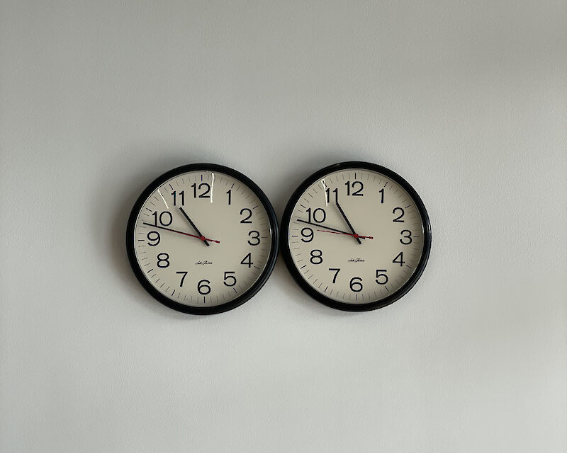 “Untitled” (Perfect Lovers) di Félix González-Torres (1987–1990) esposta a Glenstone nel 2023.