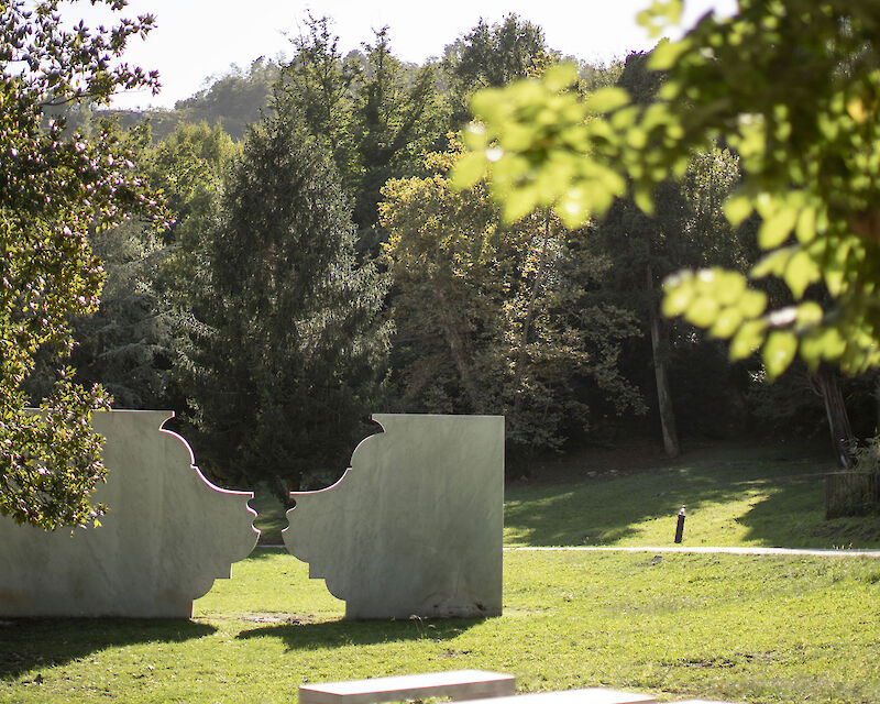 Ian Hamilton Finlay, Omaggio a Rousseau (Carrara)