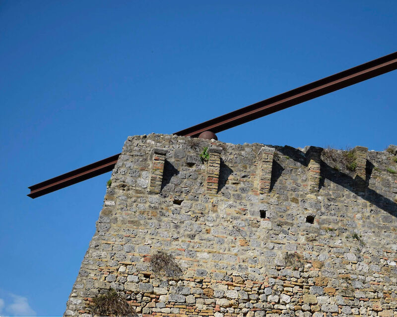 Eliseo Mattiacci, Equilibrio compresso, 1994. San Gimignano (SI)