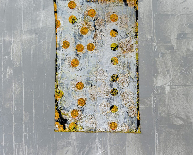 Lorenza Longhi, Untitled, 2025. Inchiostro serigrafico su tessuto e Tyvek, pannello di legno, alluminio, viti. 2 pannelli, 190×150 cm (ciascuno). Courtesy l’artista e Fanta MLN, Milano