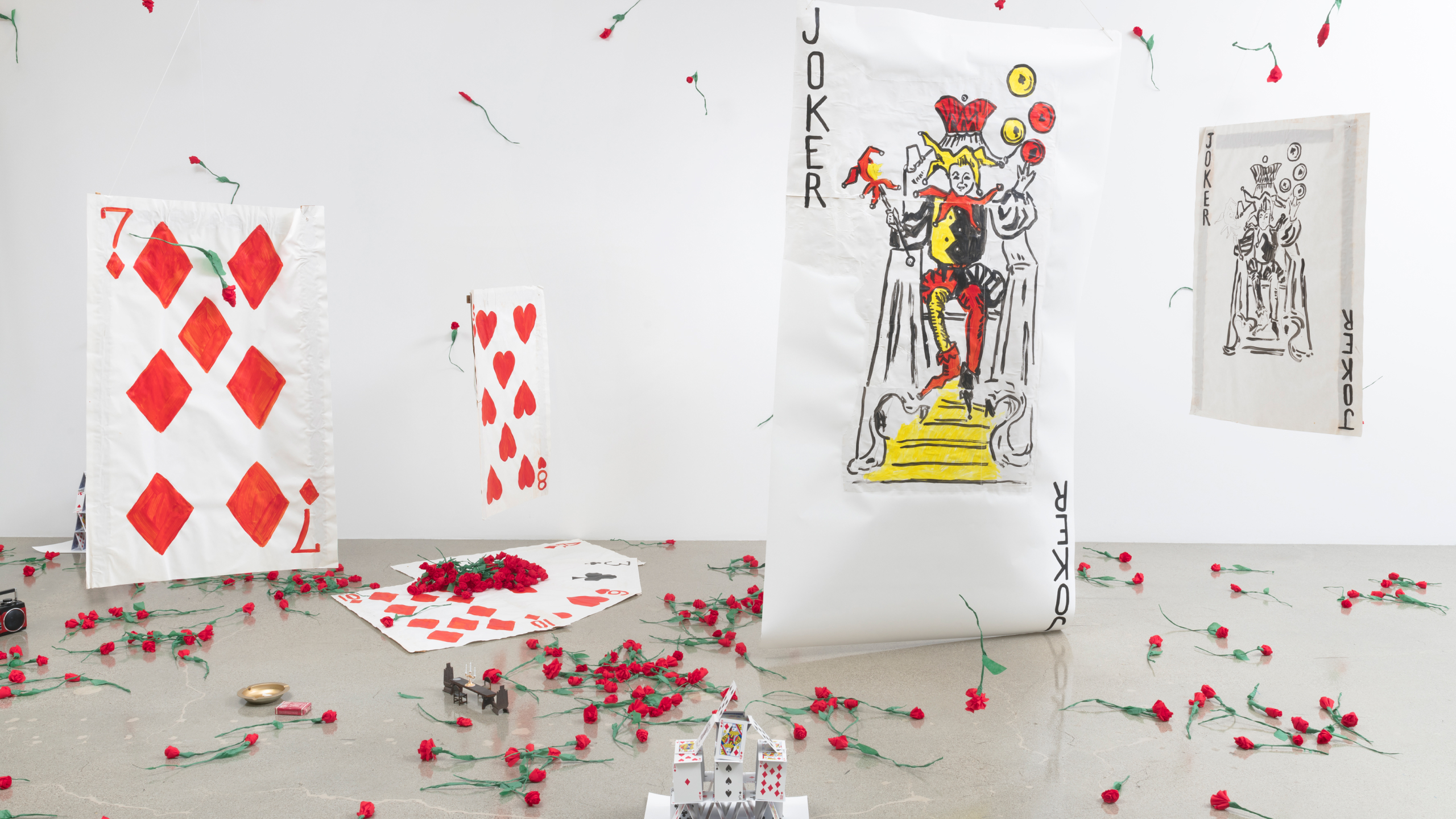 Karen Kilimnik, The Joker Episode of the Avengers, 1991. Materiali vari, dimensioni variabili. Courtesy l’artista e Sprüth Magers