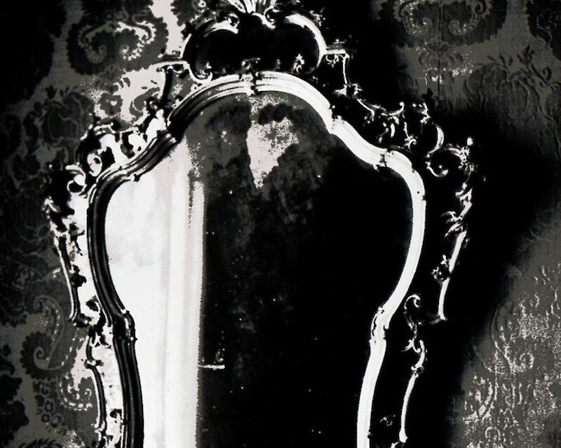 Zoe Leonard, Mirror no. 2 (Metropolitan Museum), 1990. Invito alla mostra "L'immagine riflessa: una selezione di fotografia contemporanea dalla collezione LAC, Svizzera", a cura di Antonella Soldaini, Prato: Centro per l'arte contemporanea Luigi Pecci, 1995.