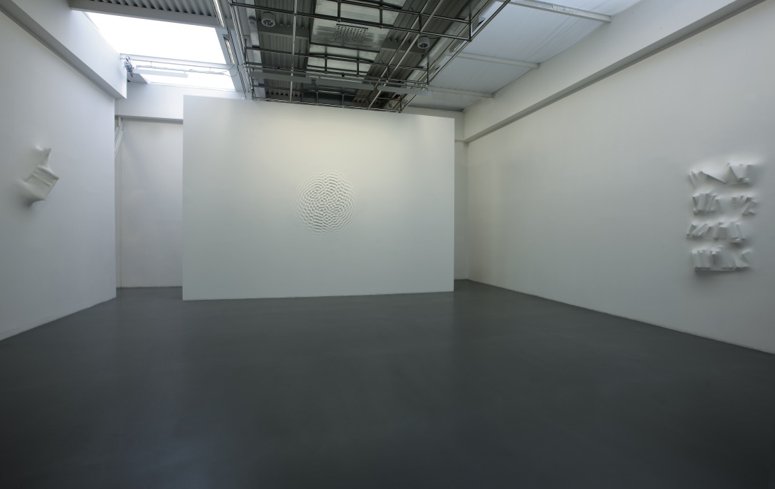 Loris Cecchini. Dotsandloops, fotografie di allestimento, 2009