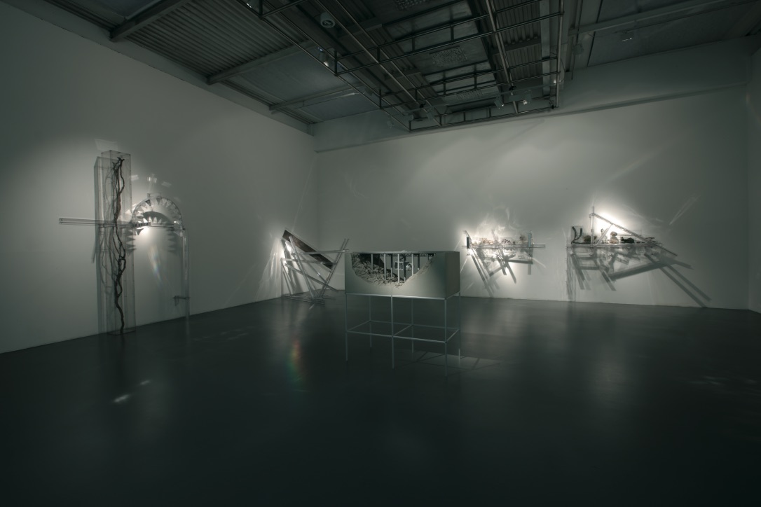Loris Cecchini. Dotsandloops, fotografie di allestimento, 2009