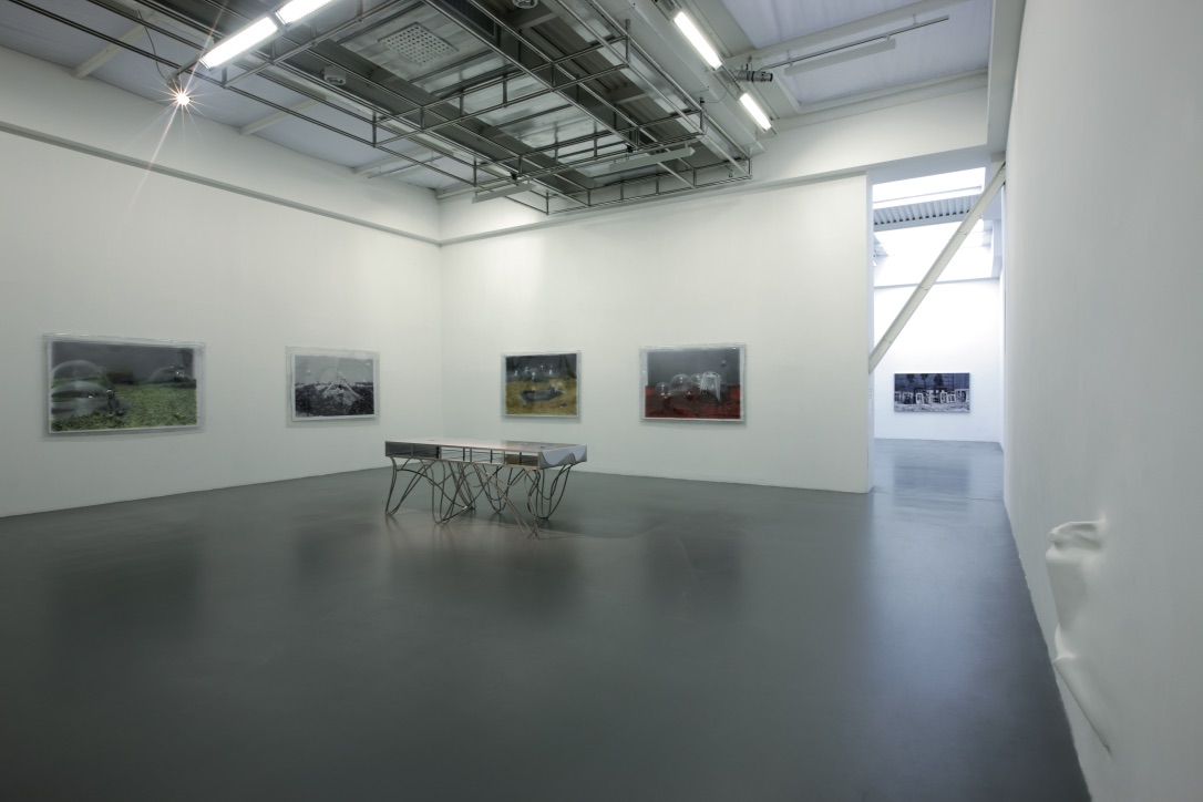 Loris Cecchini. Dotsandloops, fotografie di allestimento, 2009