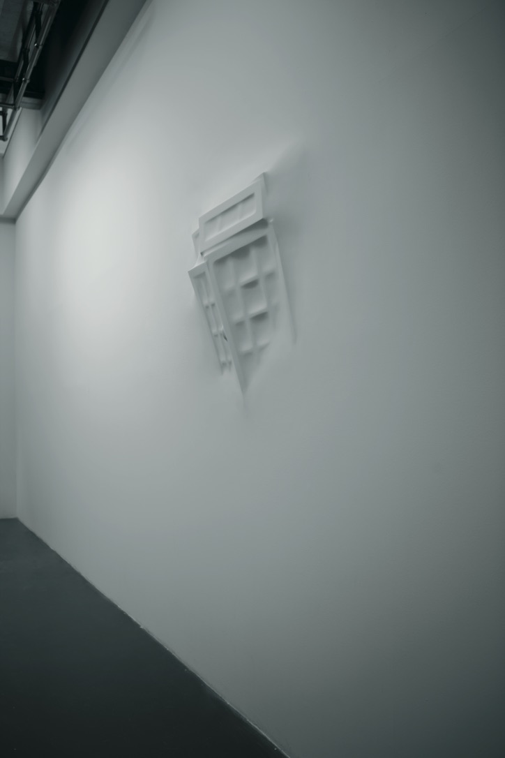 Loris Cecchini. Dotsandloops, fotografie di allestimento, 2009