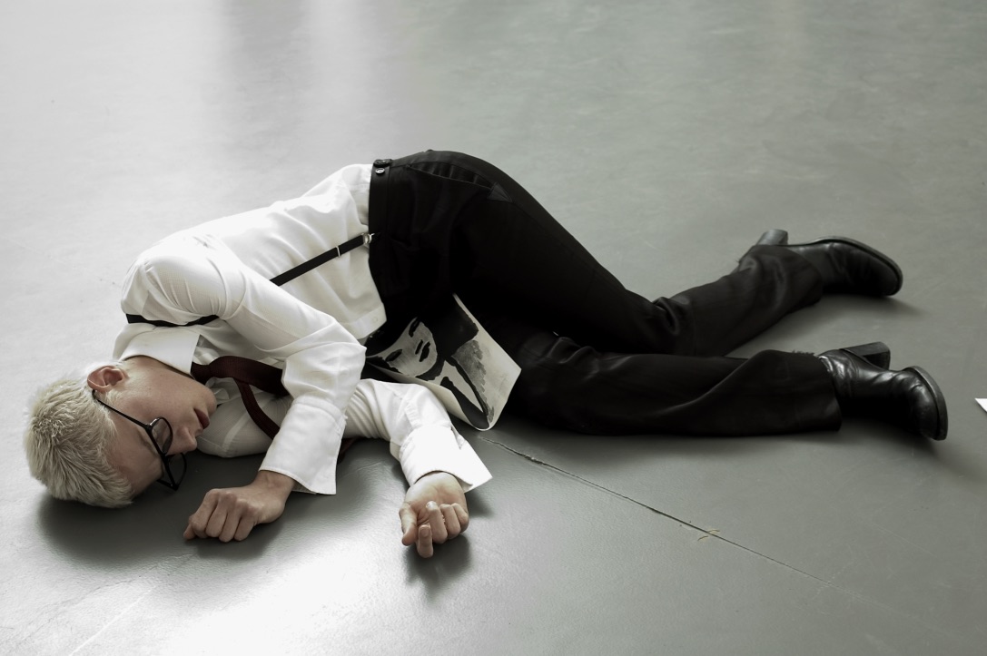 Marco Neri. Omissis, fotografia dell'allestimento e della performance della compagnia Motus, 2006