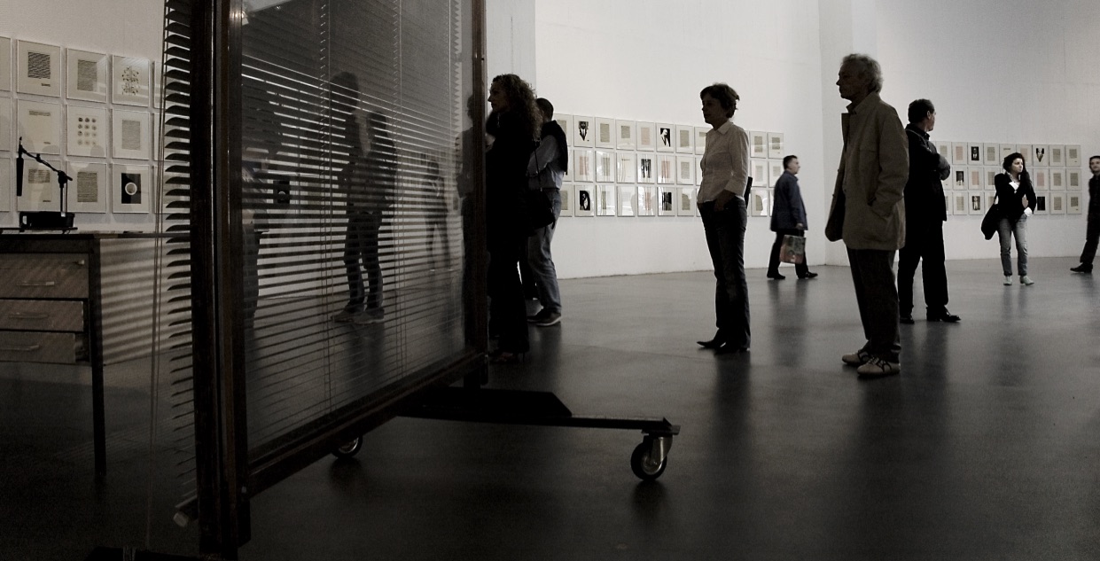 Marco Neri. Omissis, fotografia dell'allestimento e della performance della compagnia Motus, 2006