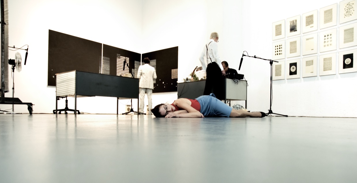 Marco Neri. Omissis, fotografia dell'allestimento e della performance della compagnia Motus, 2006