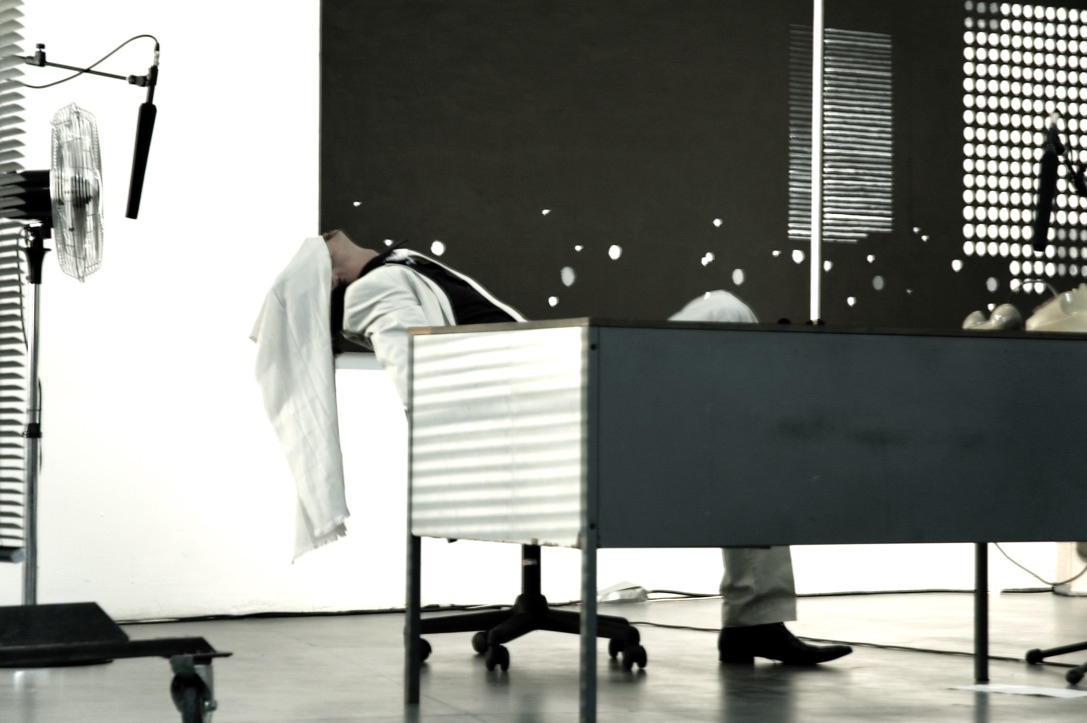 Marco Neri. Omissis, fotografia dell'allestimento e della performance della compagnia Motus, 2006