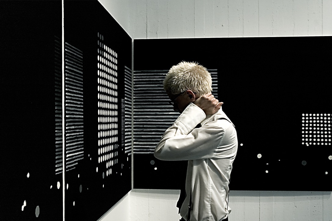 Marco Neri. Omissis, fotografia dell'allestimento e della performance della compagnia Motus, 2006