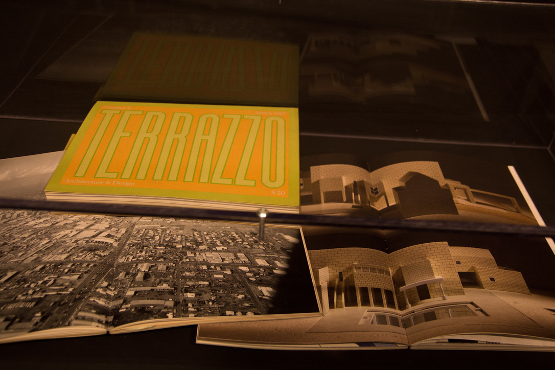 I libri di Ettore Sottsass, fotografia di allestimento, 2013