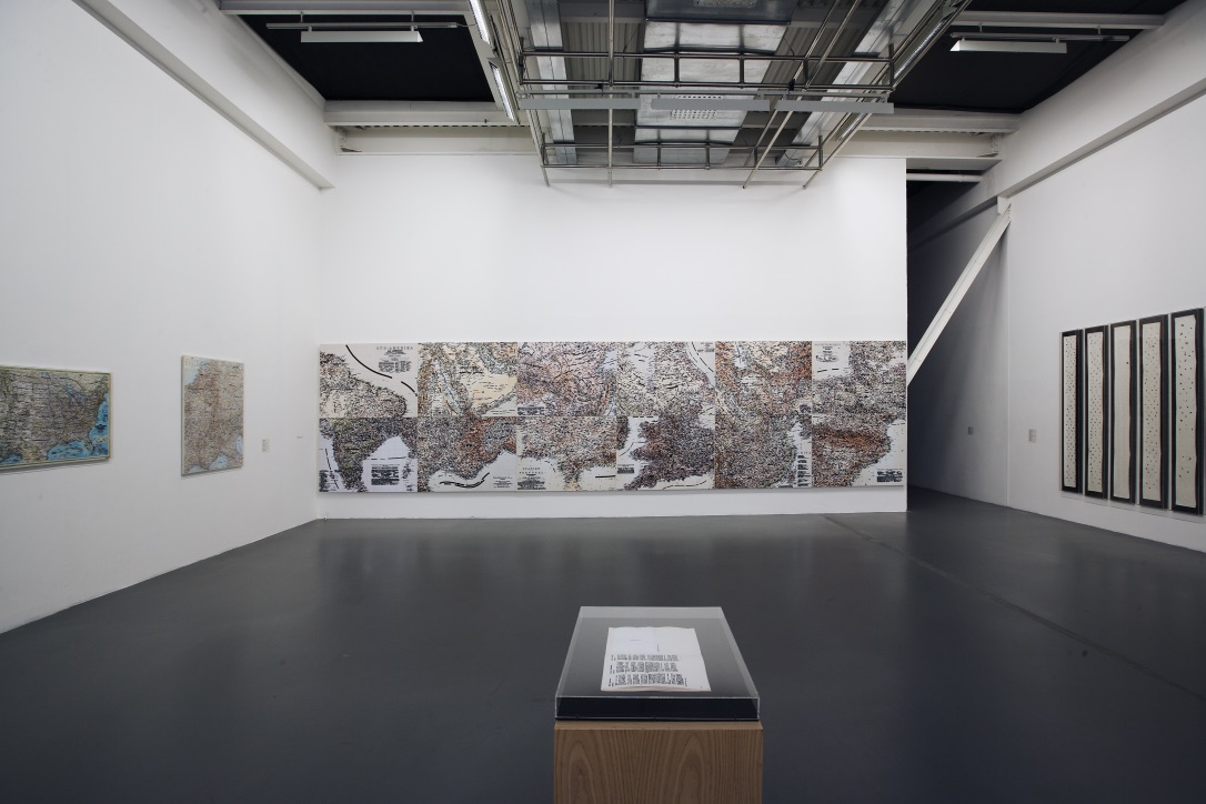 Dichiaro di essere Emilio Isgrò, fotografie di allestimento, 2008