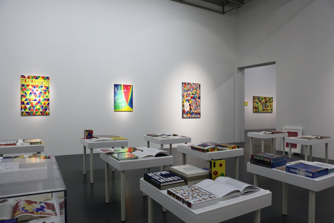 Nicola De Maria. I miei dipinti s'inchinano a Dio, fotografia di allestimento, 2011