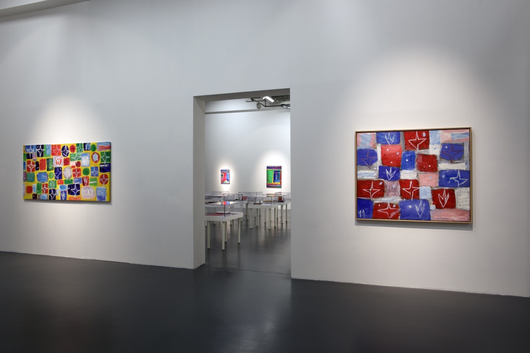 Nicola De Maria. I miei dipinti s'inchinano a Dio, fotografia di allestimento, 2011