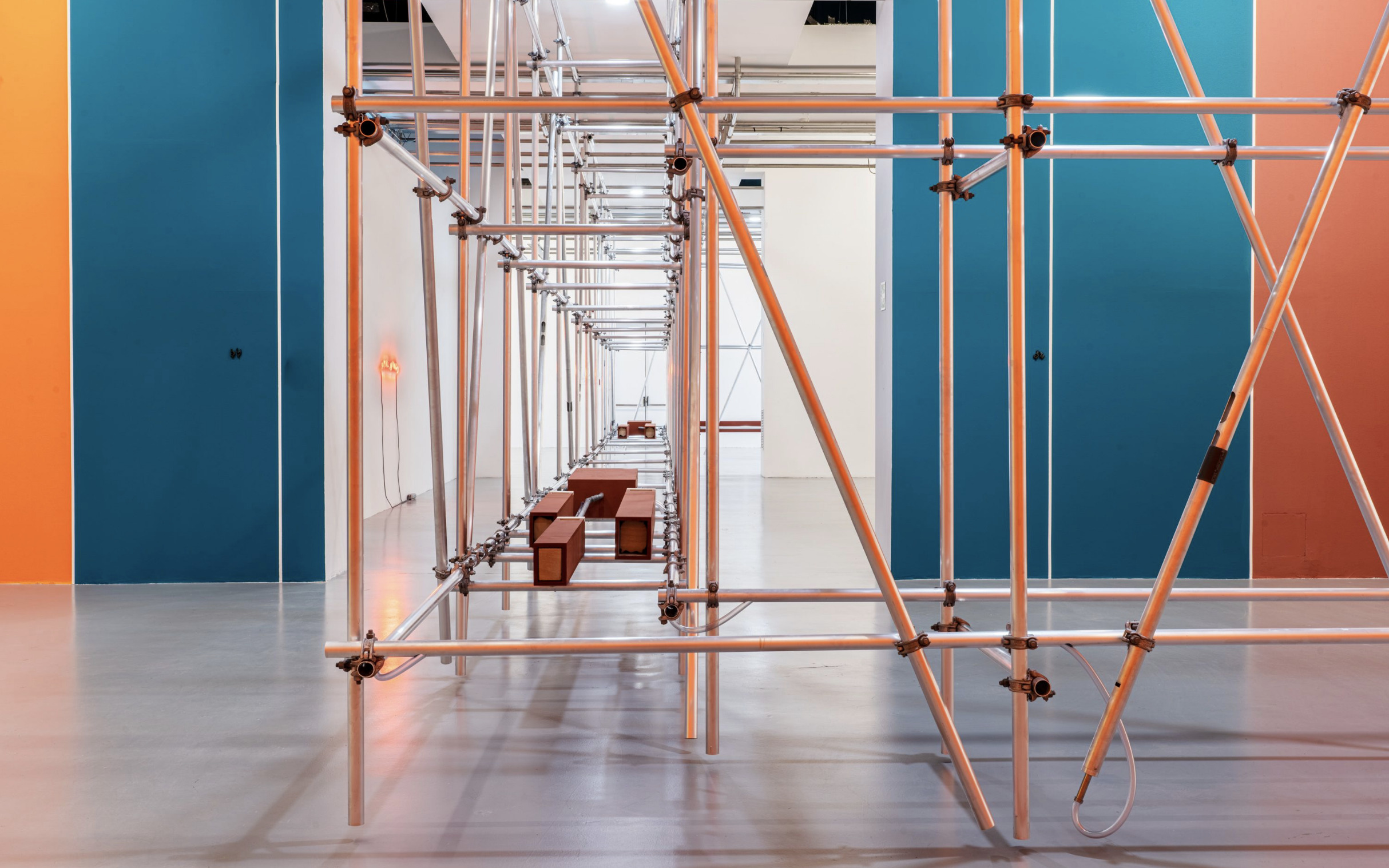 Massimo Bartolini. Hagoromo, fotografia di allestimento, 2022 © photo Ela Bialkowska, OKNOstudio