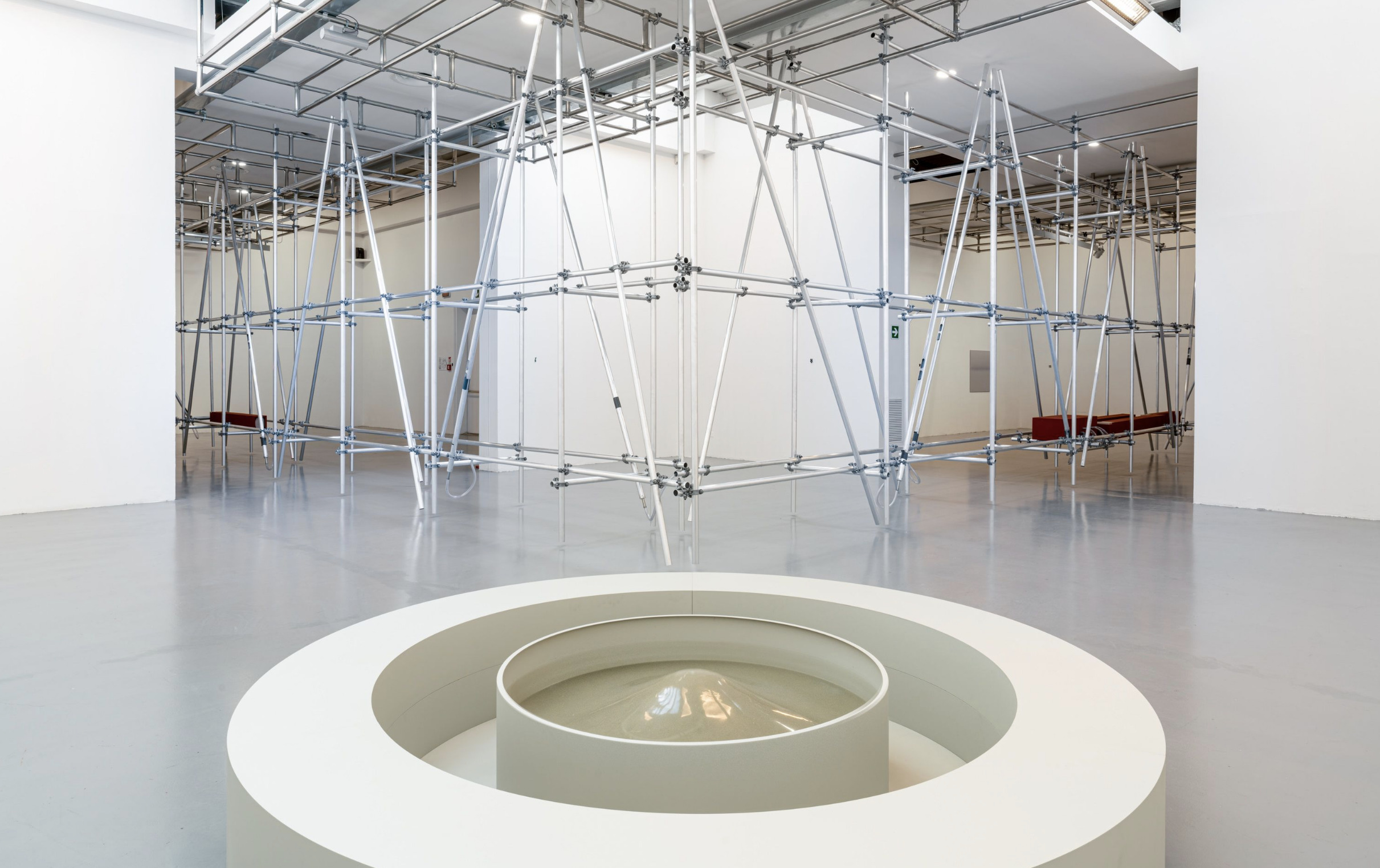 Massimo Bartolini. Hagoromo, fotografia di allestimento, 2022 © photo Ela Bialkowska, OKNOstudio