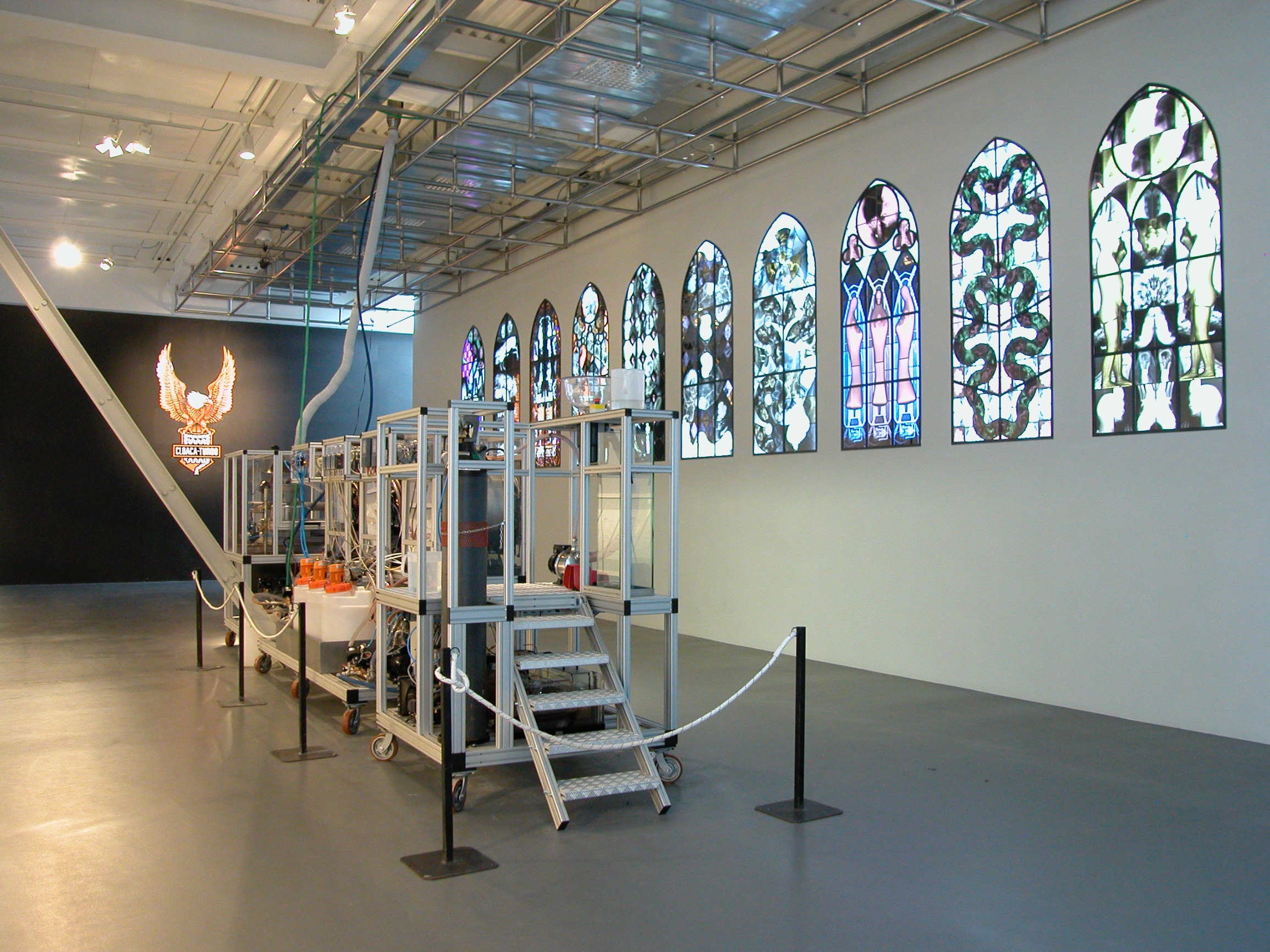 Fotografia allestimento Wim Delvoye. Fabrica 4